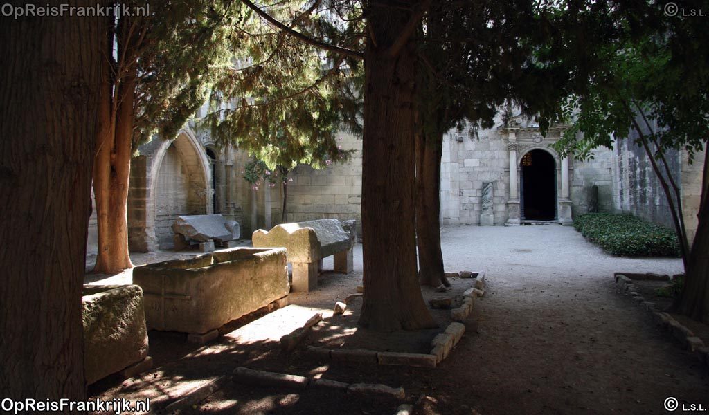 Les Alyscamps, Romeinse begraafplaats  in Arles