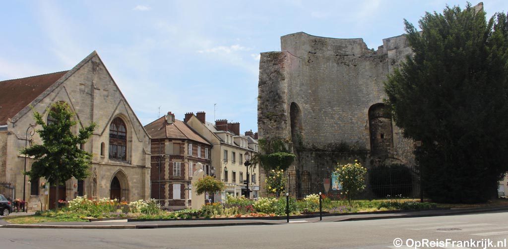 Compiegne; Saint-Nicolas Gasthuis en Tour de Beauregard